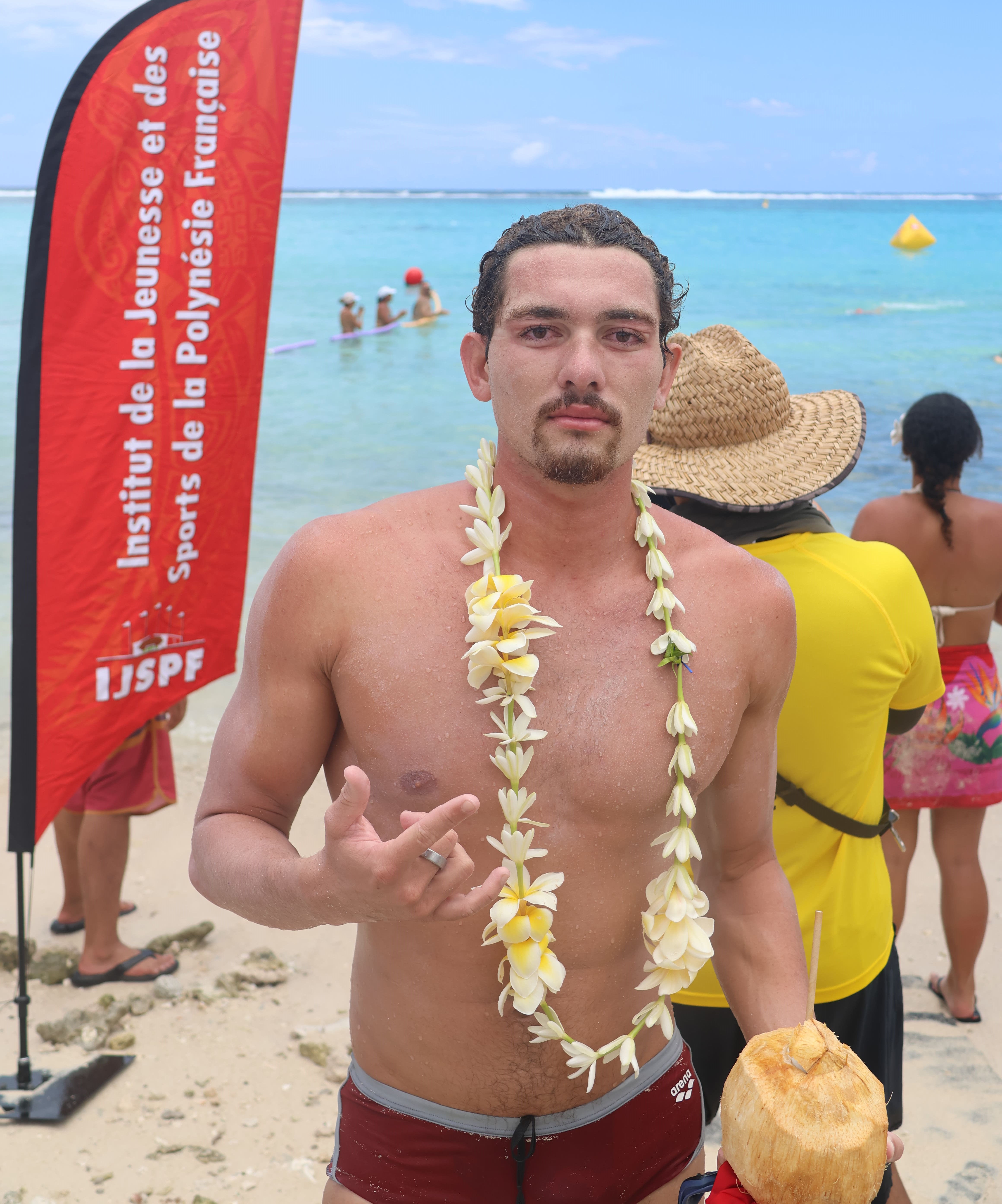 Usé physiquement, Naël Roux s’est appuyé sur son mental pour rejoindre la plage de Temae.
