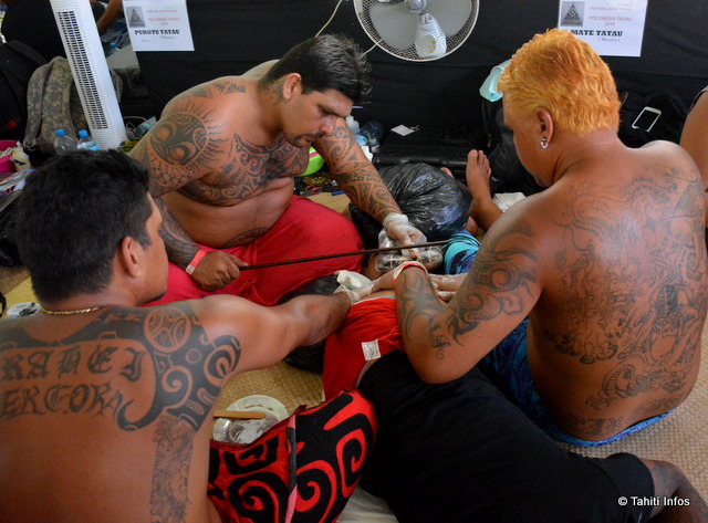 Tatouage utilisant la technique traditionnelle, par Mate Tatau de Moorea