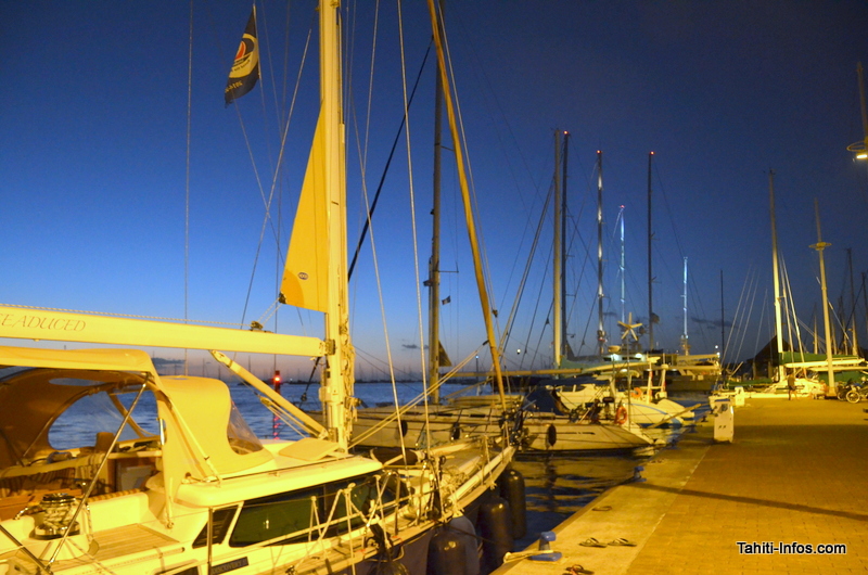 La marina Taina, à la tombée de la nuit.