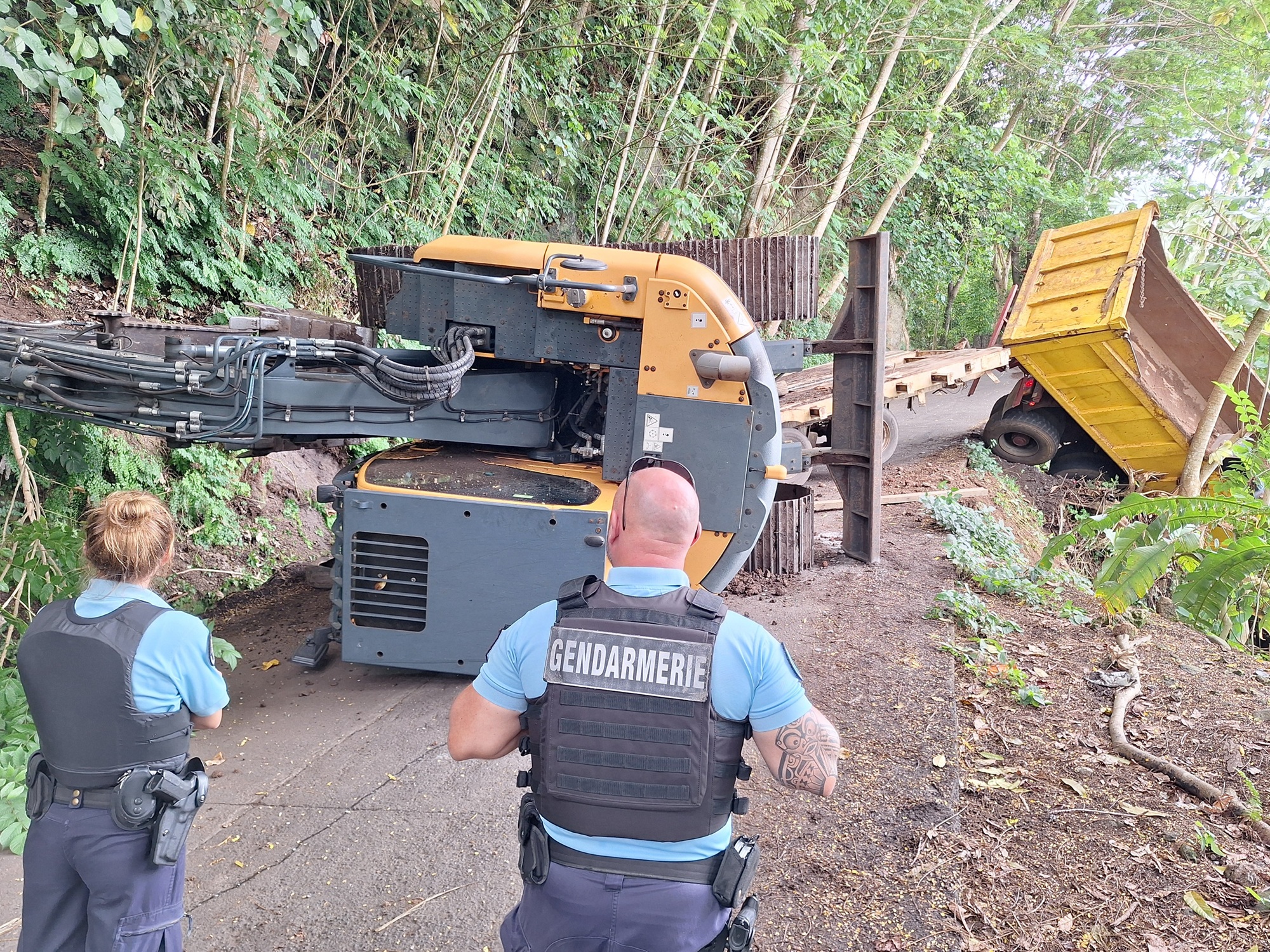 Deux dragues ont été réquisitionnées pour remonter le camion (Crédit : Anne-Charlotte Lehartel).