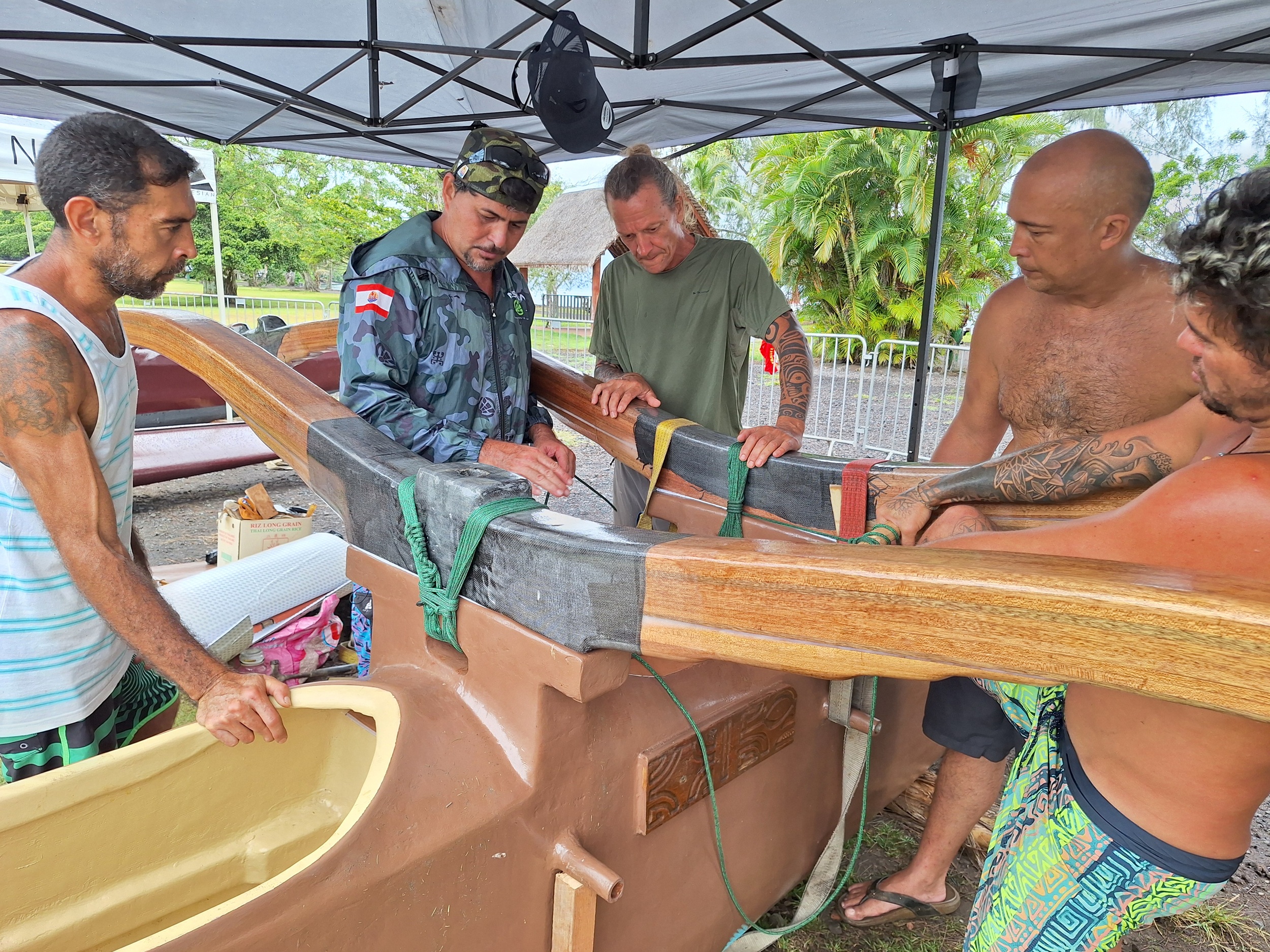 Derniers efforts pour assembler les différentes parties des pirogues.
