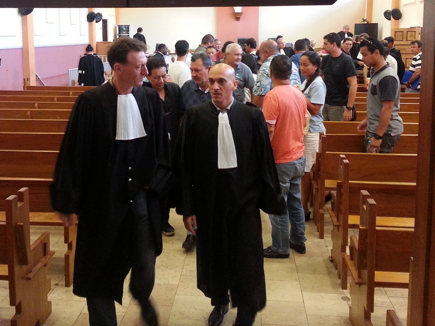 La grande salle d'audience du palais de justice était comble, ce lundi, avec ses 25 prévenus pour autant d'avocats.