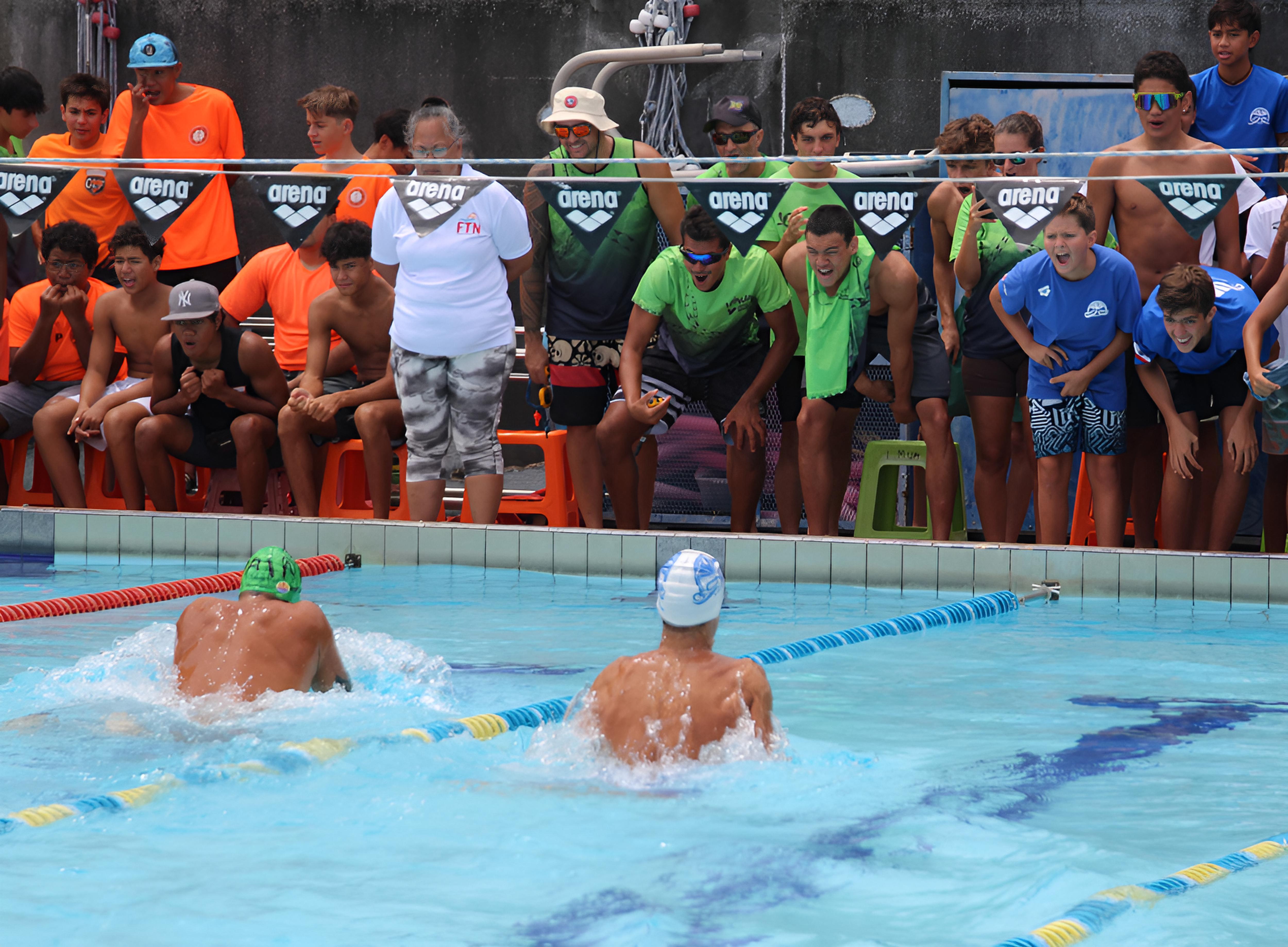 Chaude ambiance dans et autour du bassin de Pater ce week-end comme de coutume aux Interclubs.