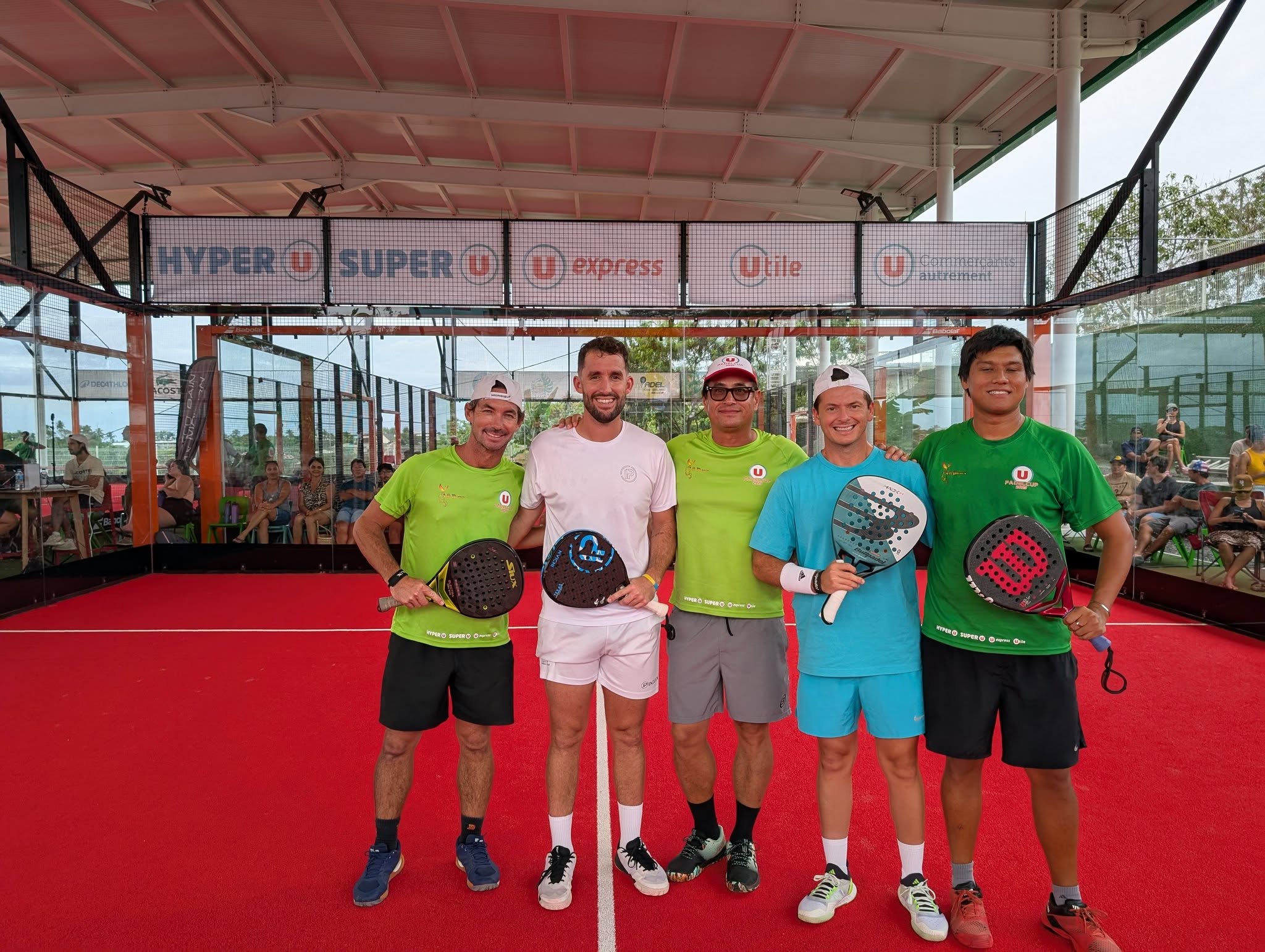 Les finalistes du P500 Jérémy Duchier-Saul Rubio et Cayetano Rocafort-Yomes Carles entourent le partenaire du tournoi, Patrick Champes de Super U.