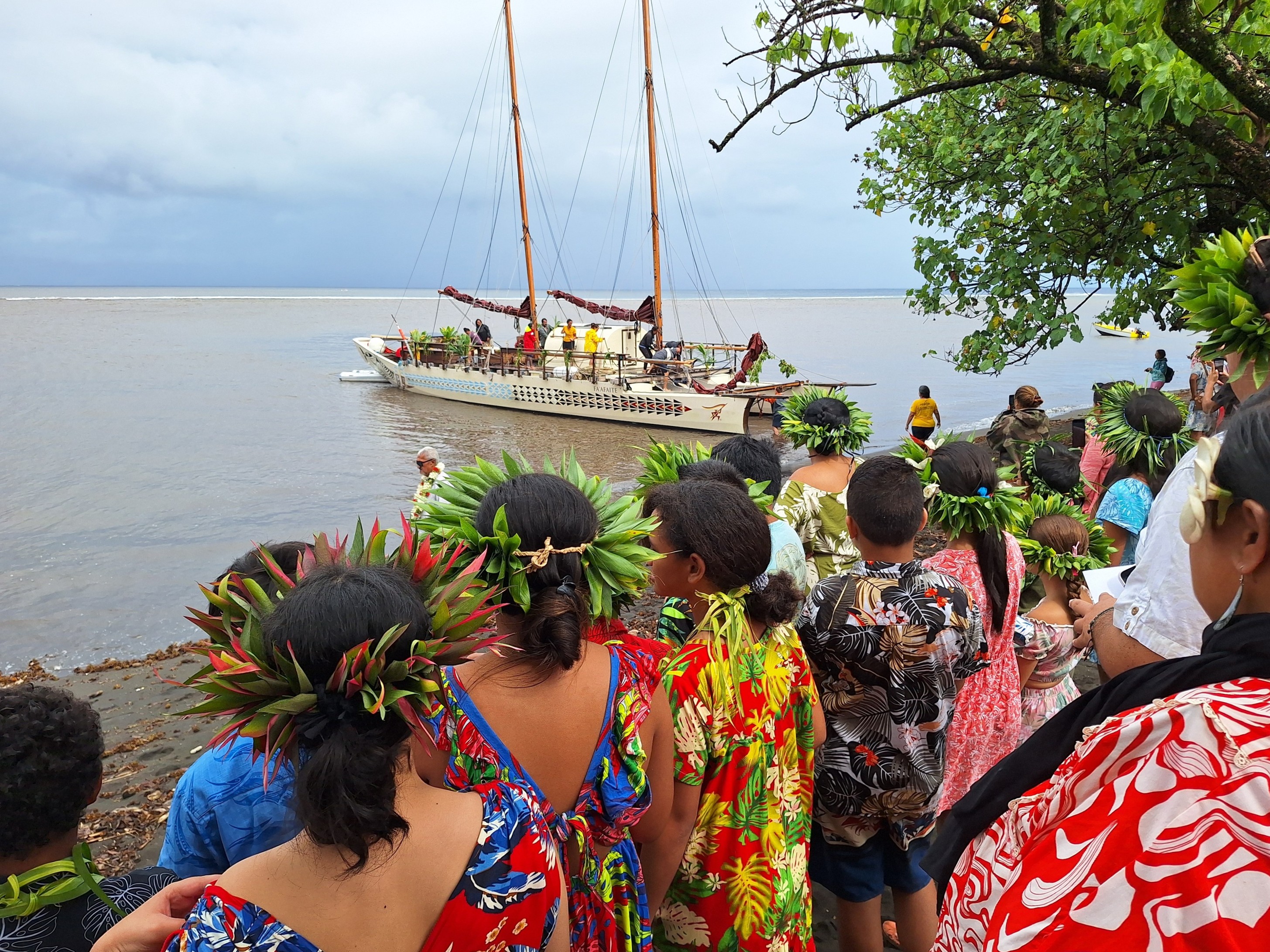 La pirogue Fa’afaite accueillie par les enfants sur la plage de Tautira (Crédit : Anne-Charlotte Lehartel).