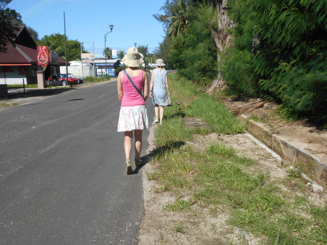 Parce que les bords de route ne sont pas entretenus, les touristes sont obligés de se déporter sur la voie publique. Ce qui pourrait être un danger, surtout en soirée.