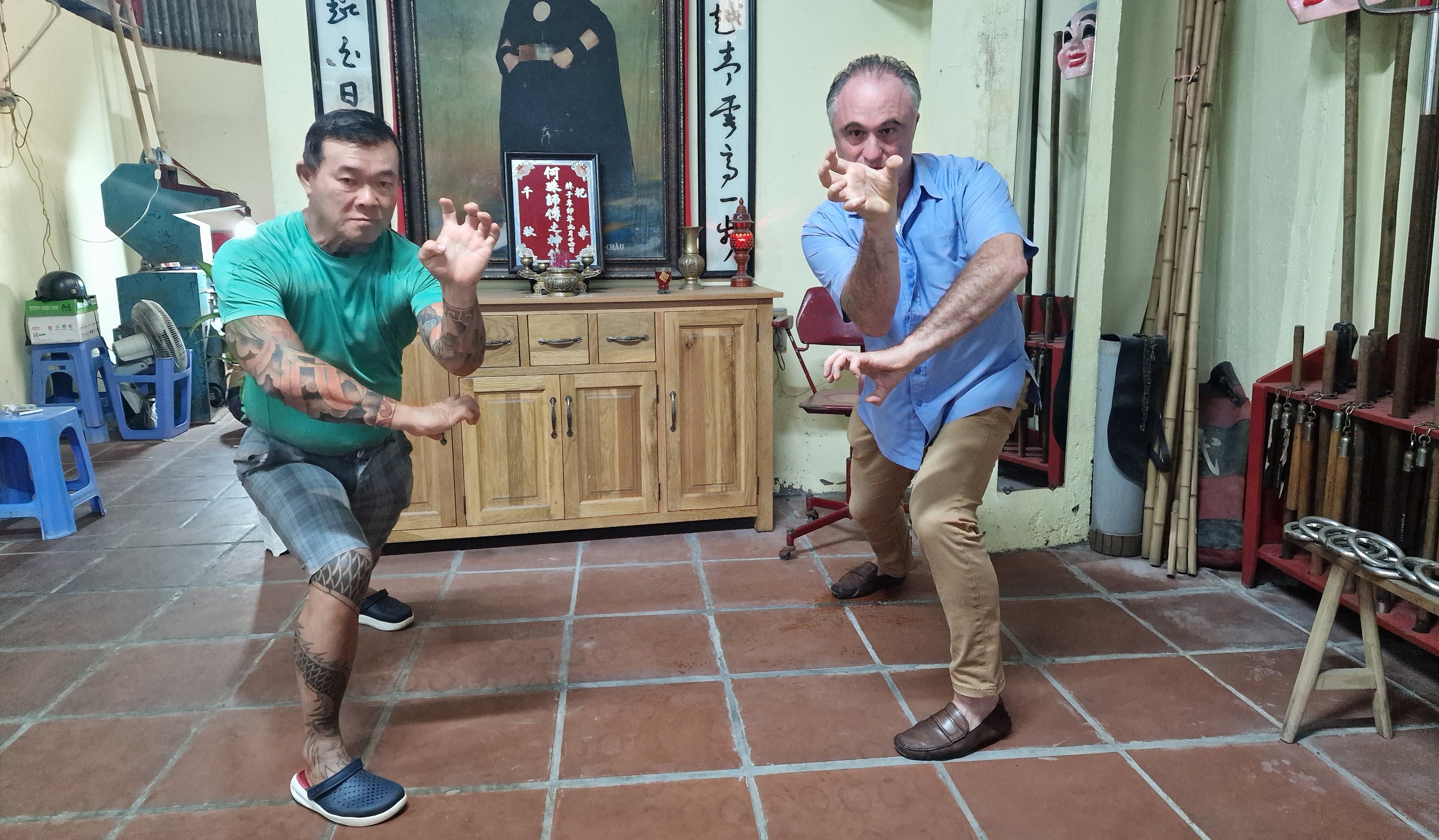 Charles Laux au Vietnam avec  Philipe Gaudin, maitre du Shaolin Hung-Gar.