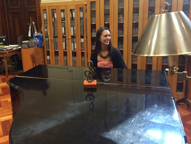 Mahani Teave Williams la directrice et ambassadrice de l’école de musique et d’arts de Rapa Nui est née le 14 février à l’île de Pâques. Pianiste, elle a été lauréate de plusieurs concours internationaux.