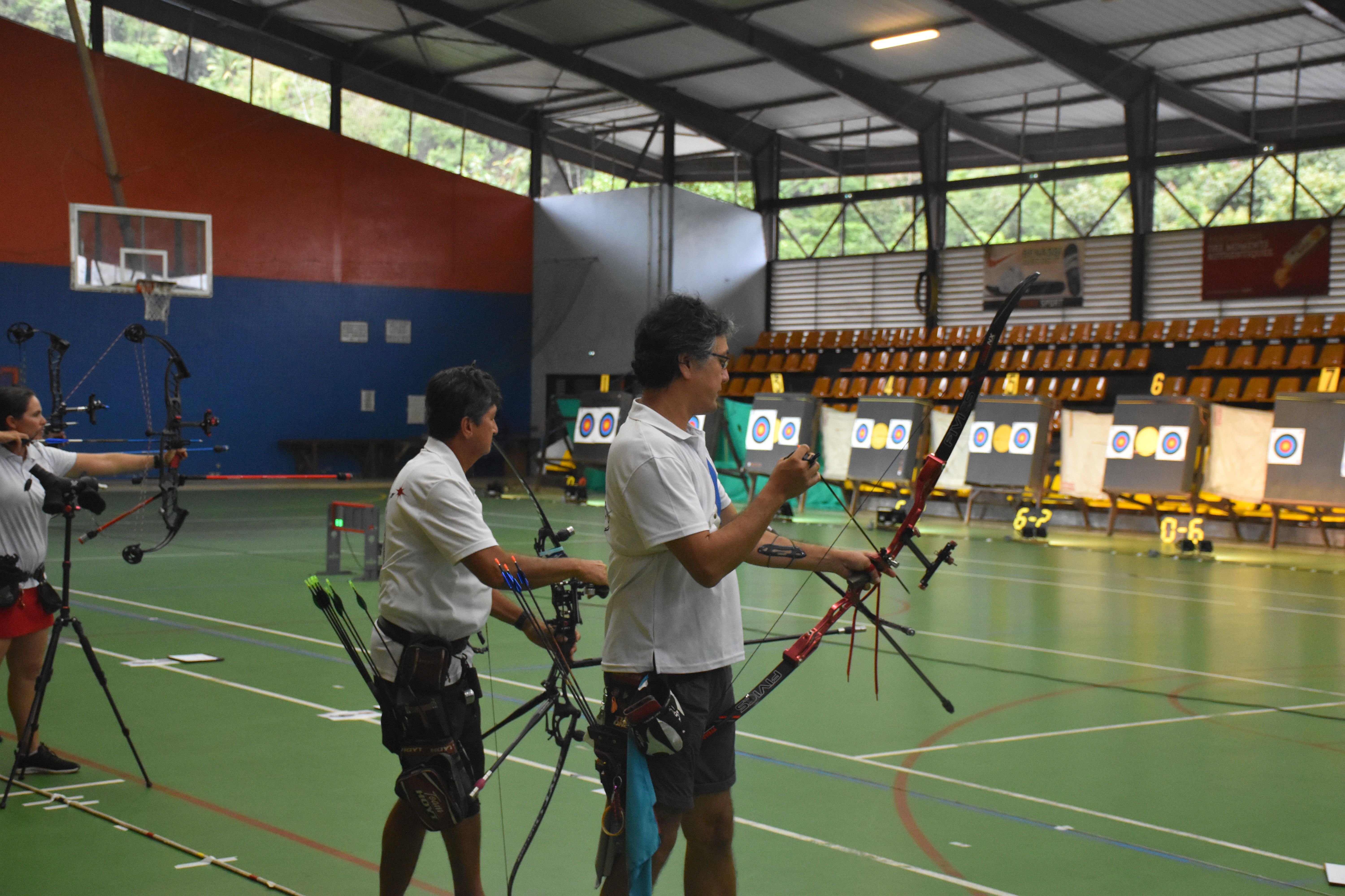 La finale en arc classique entre Teiva Winkelstroeter (à gauche) et Frédéric Dur (à droite) a été d’un très bon niveau.