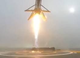 SpaceX pose le 1er étage de sa fusée sur une barge flottante, une première