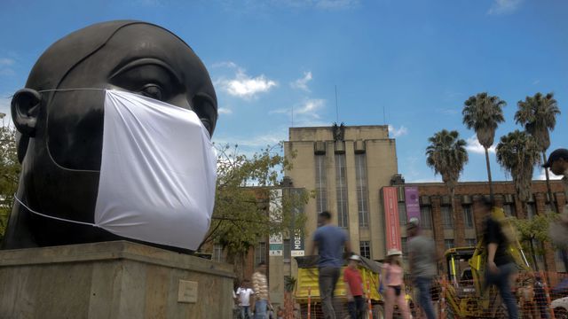 Colombie : des sculptures de Botero équipées de masques contre la pollution