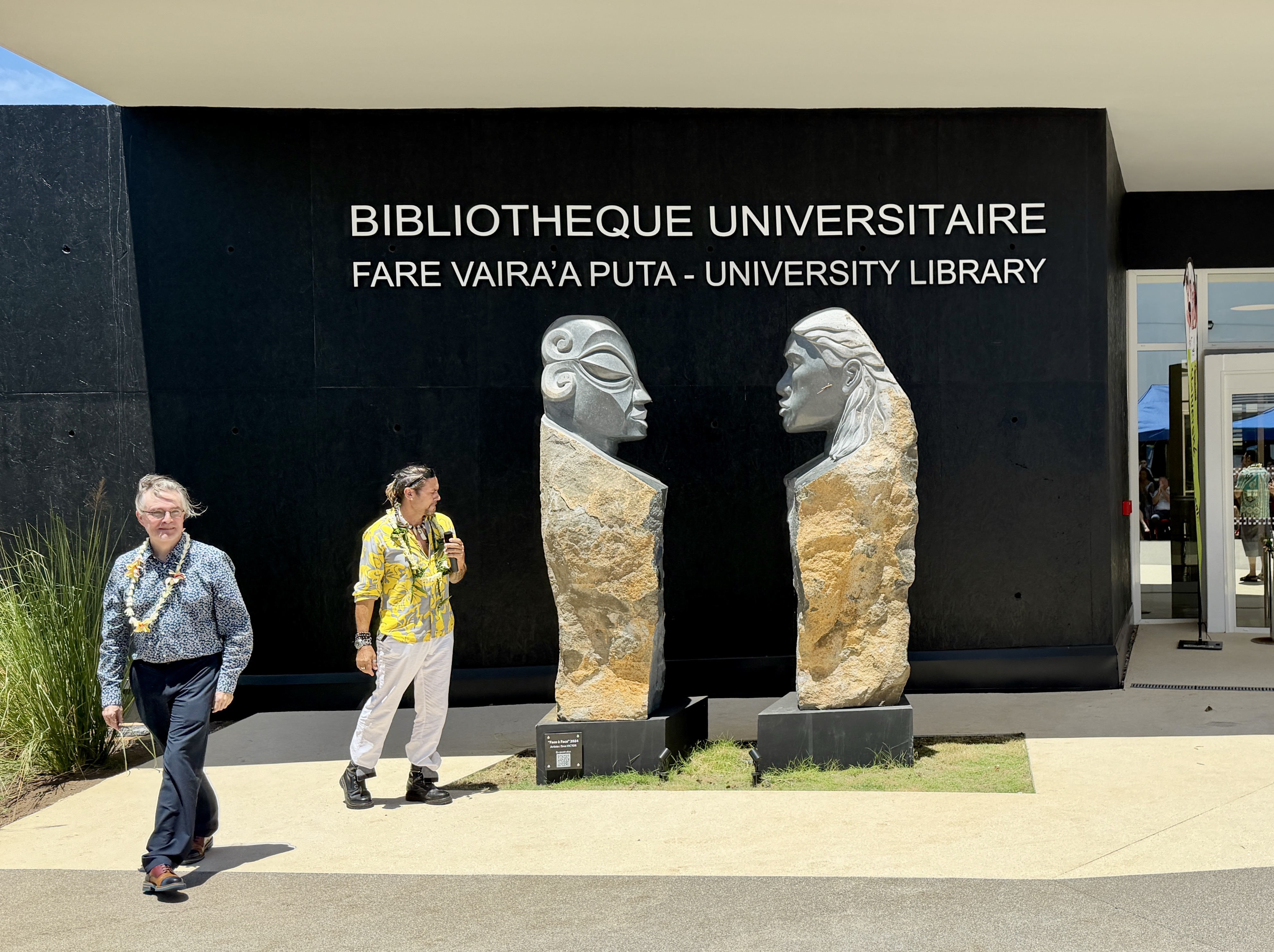 Sur le parvis, l’œuvre Face à Face, réalisée par Teva Victor, renforce la dimension symbolique du projet.