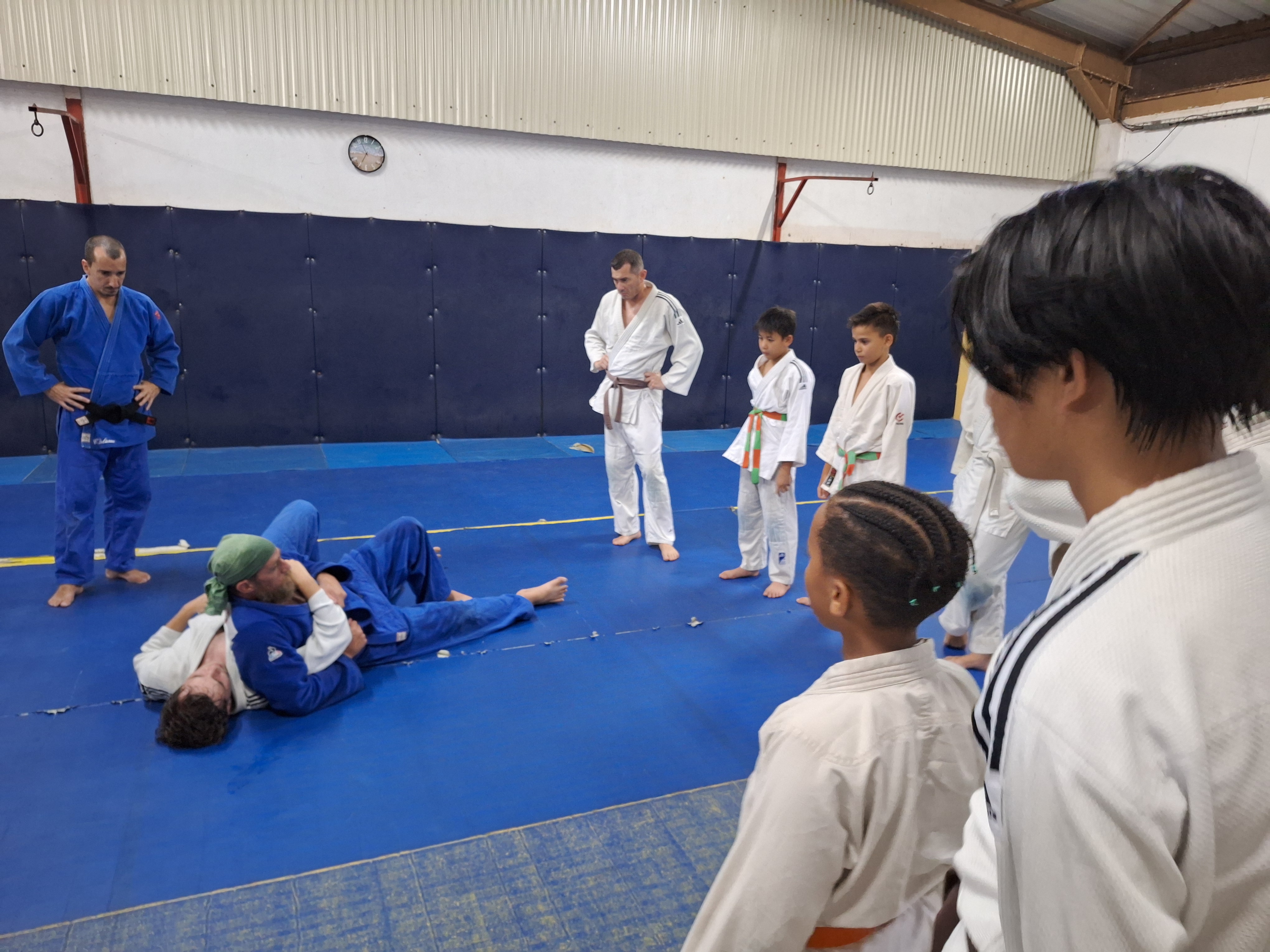Entraînement avec les ados et les adultes du Judo club de Taravao (Crédit : Anne-Charlotte Lehartel).