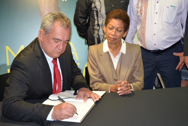Le ministre de la culture de Polynésie française et George Pau-Langevin signent le livre d'or du musée du Quai Branly