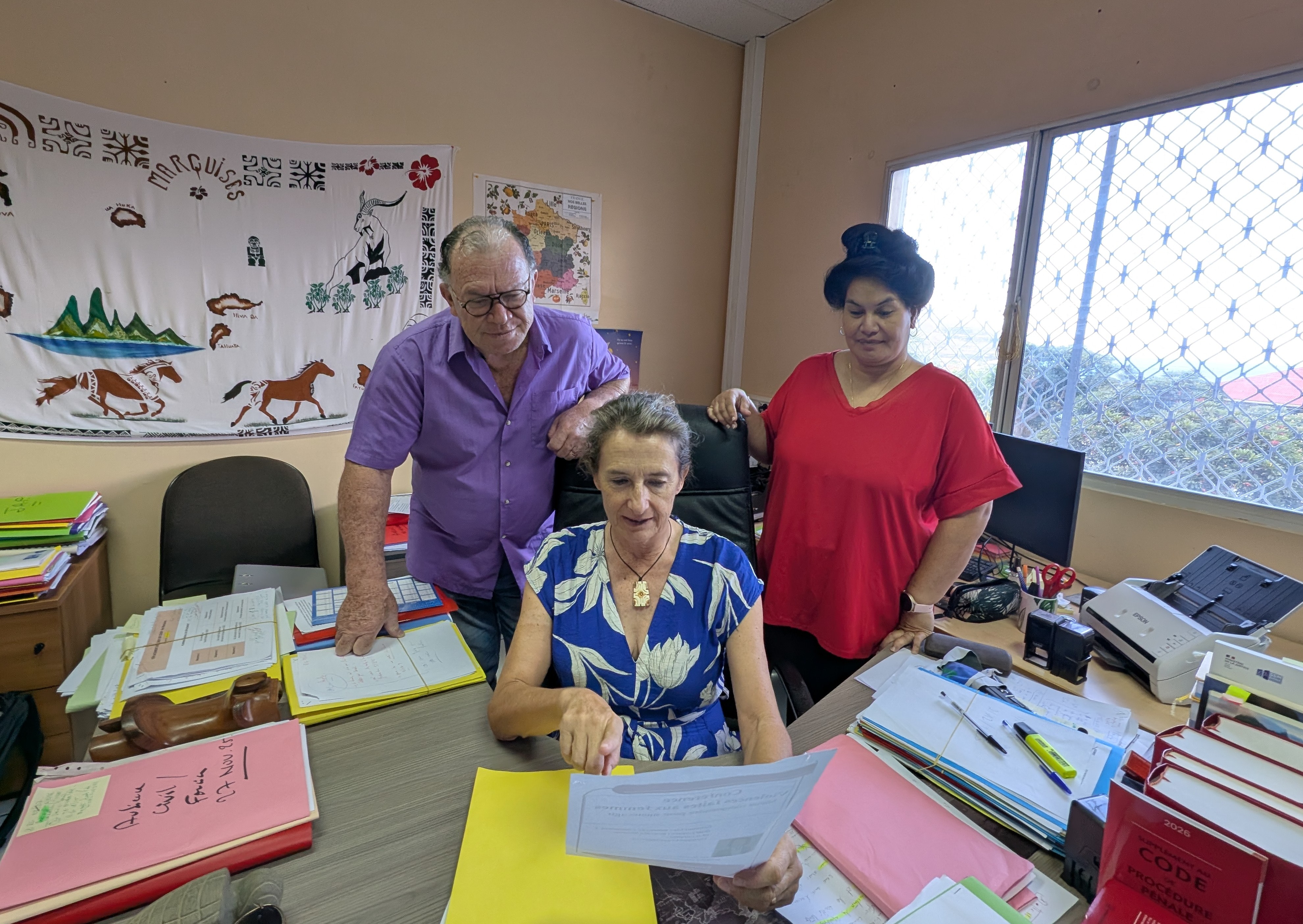 L’équipe du tribunal marquisien, autour de la juge Cécile Brunet, prépare la venue prochaine des deux plus hautes autorités judiciaires de Polynésie française.