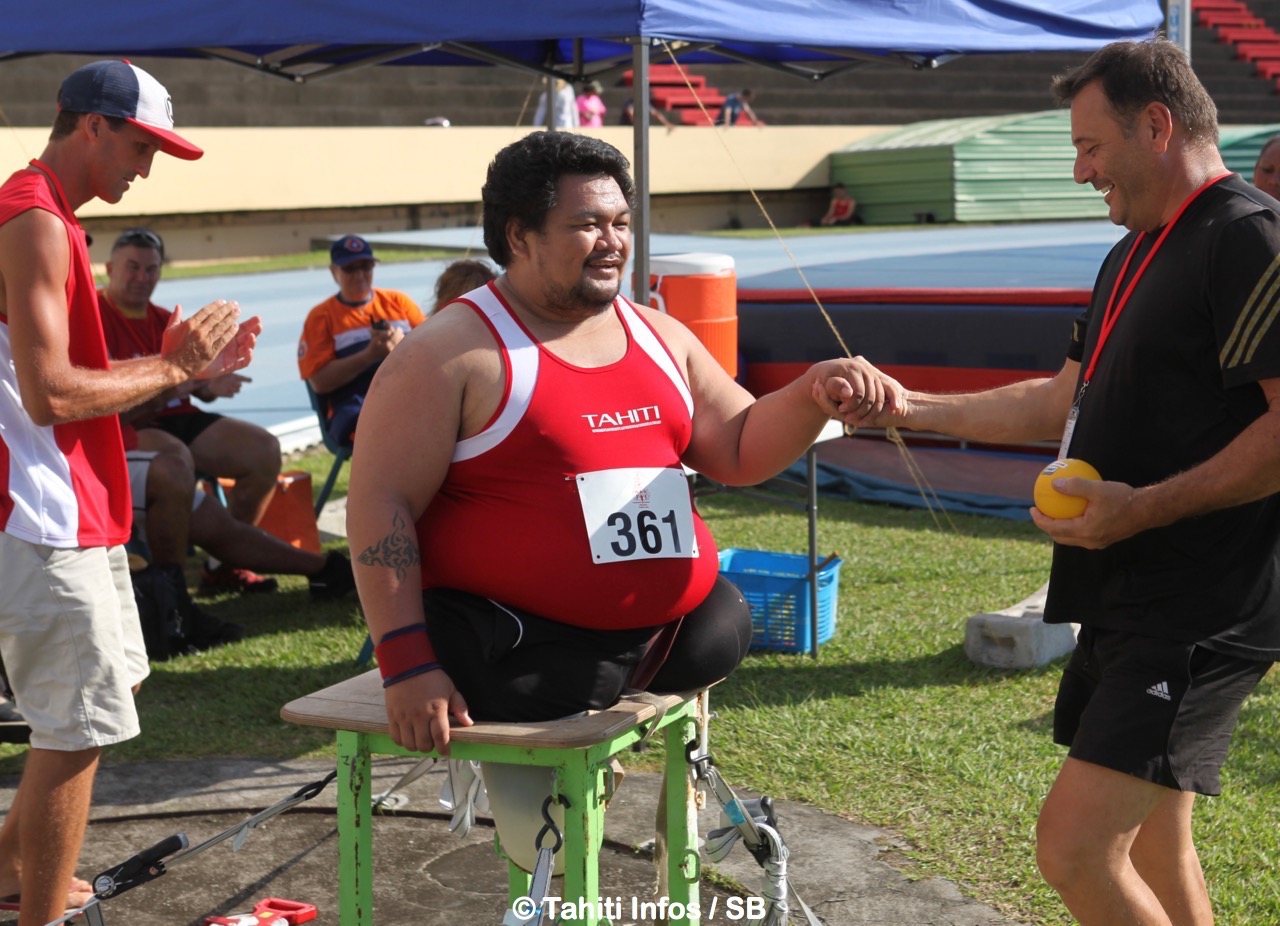 Les athlètes étaient bien entourés, à droite Alain Barrère, qui fut décoré chevalier de l'ordre du mérite en juin 2012