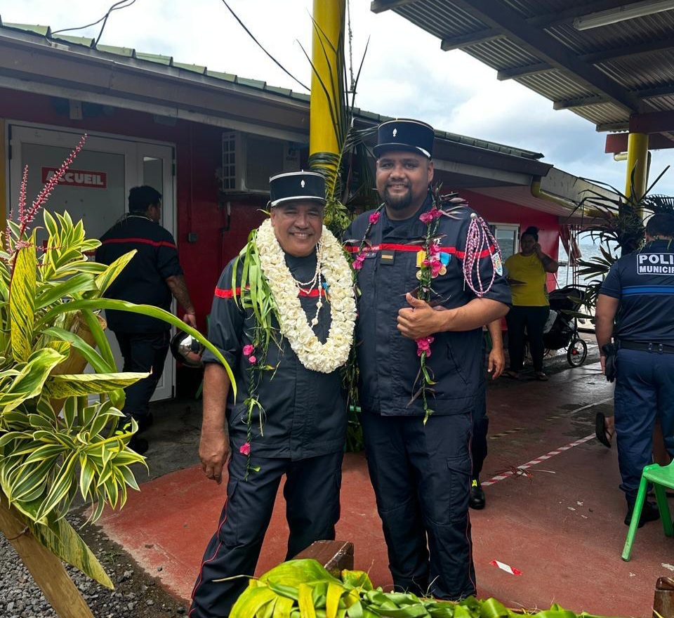 Lucien Firuu (à gauche) a passé le relais à Haamoe Hoata (à droite), mercredi 3 décembre, à la caserne de Vairao (Crédit : DR).