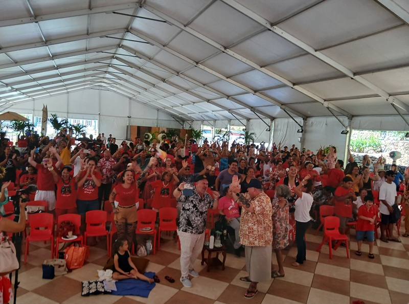 Tahiti debout pour sa reine : clameurs, larmes et drapeaux pour célébrer Hinaupoko