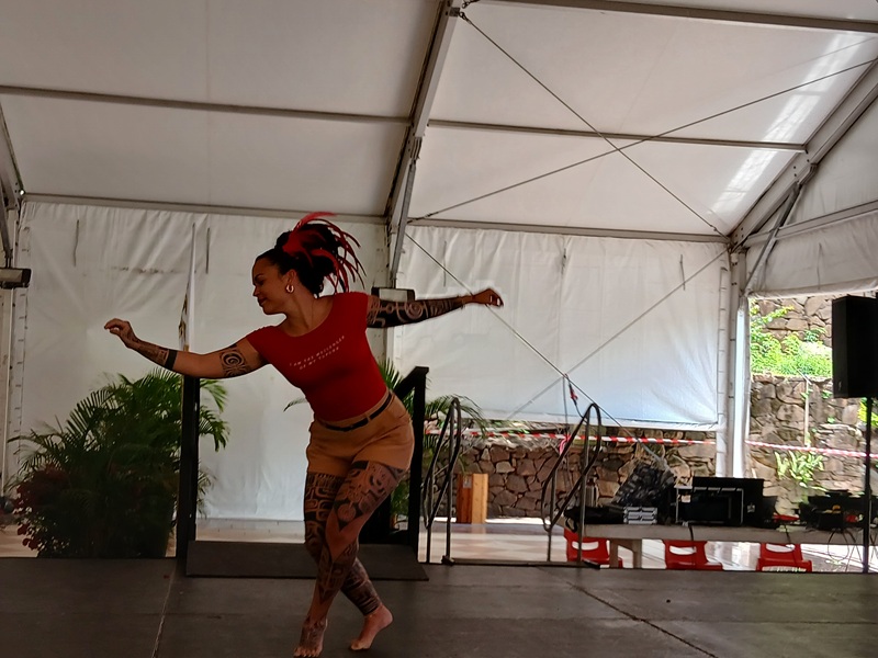 La miss Tatau 2025, Vaitiare Courtin, a offert une sublime danse de l’oiseau pendant la pause.