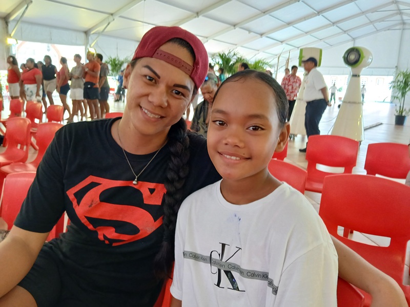 “La couronne est déjà sur sa tête”, prédit Isahora qui est venue avec sa fille, alors que l’élection est sur le point de débuter.