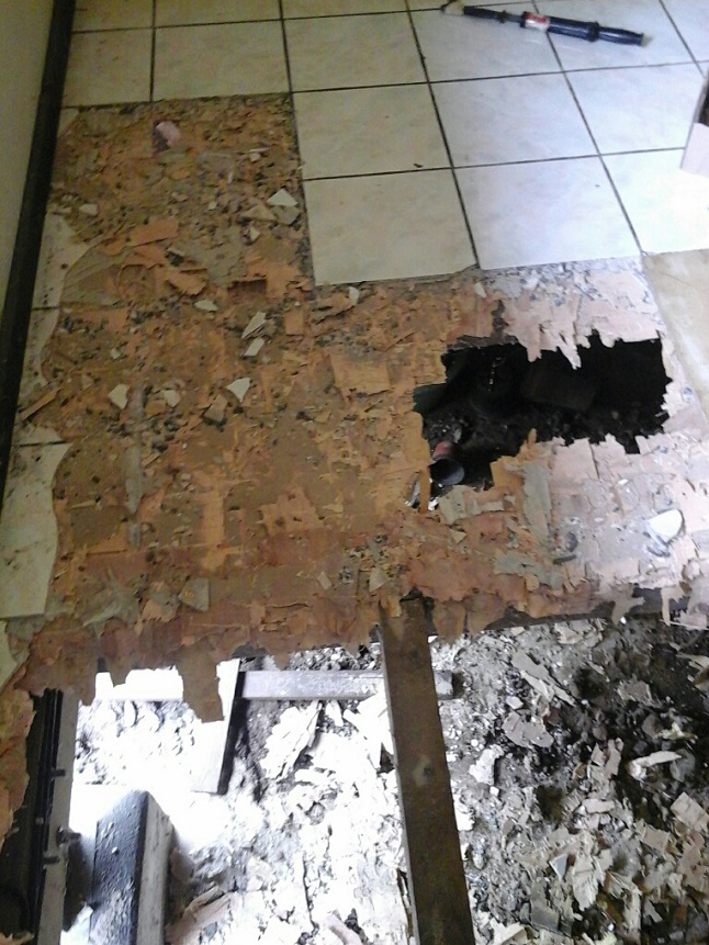 Le plancher d'un fare MTR de Huahine qui avait causé des blessures importantes à ses occupants lors de son effondrement.