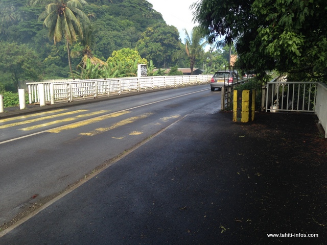 La passerelle de droite est fermée. Les piétons doivent traverser la route ou se déporter en bord de route pour arriver de l'autre côté du pont.