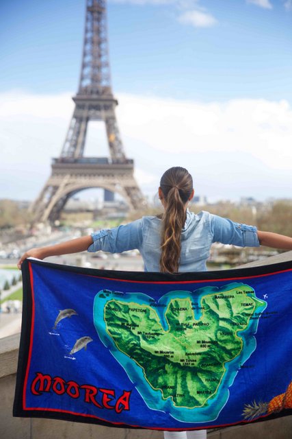 Même à des milliers de kilomètres, Neherika n'oublie pas son île natale.