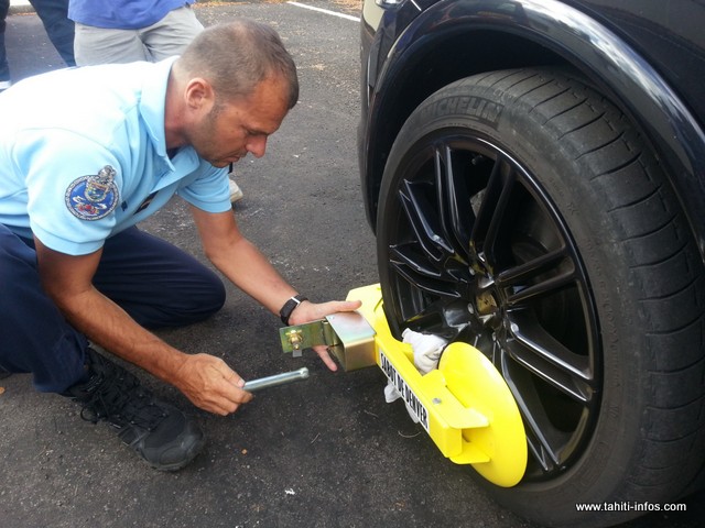 Le chauffard pris en faute dimanche avait la mine des mauvais jours, cet après-midi, quand deux gendarmes ont procédé à la pose du sabot d'immobilisation.