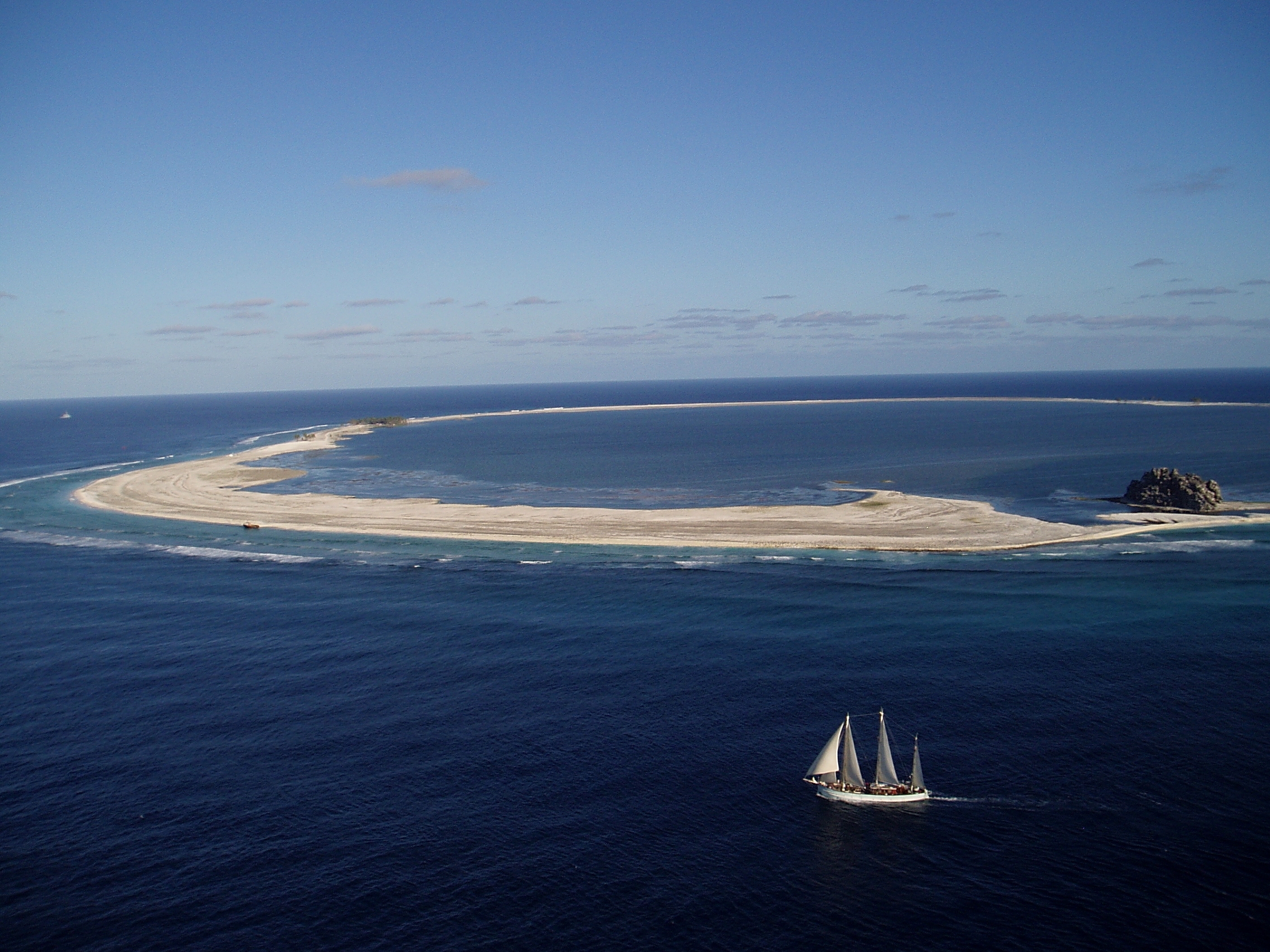 L’atoll de Clipperton, à plus de 1 000 km au large des côtes mexicaines, où eut lieu la tragédie ; cette terre est aujourd’hui à la France, rattachée à la Polynésie française.
