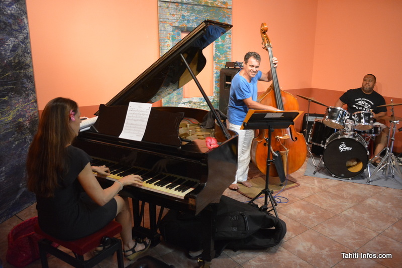 Trois des membres du quatuor d'introduction ont joué Beatrice lors de la conférence de presse. Et croyez-nous, le talent est au rendez-vous.