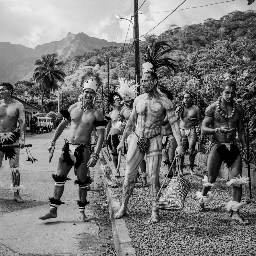 Des représentants de Rapa Nui attendent l'ouverture du festival. "Le noir et blanc me permet de ne garder que l'essentiel, l'esprit intemporel du lieu, de la culture, des Marquisiens", souligne Pascal Bastien. Photo : Pascal Bastien