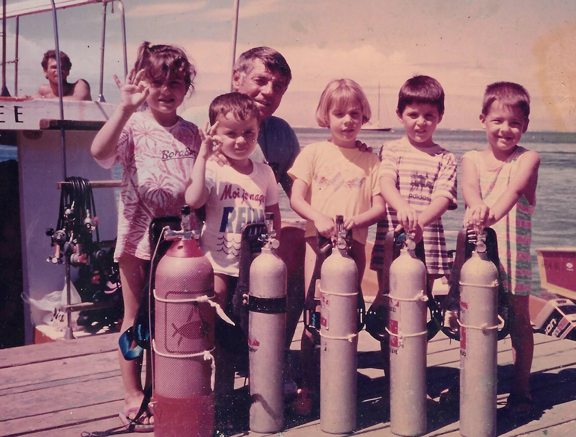 Henri avec un de ses jeunes diplômés. Des centaines et des centaines d’enfants ont découvert le monde sous-marin grâce à lui.