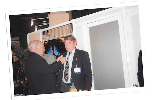 Henri Pouliquen avait reçu de très nombreuses distinctions au cours de sa carrière ;  sur ce cliché, il est décoré par Francis Imbert, alors président de la FFESSM.