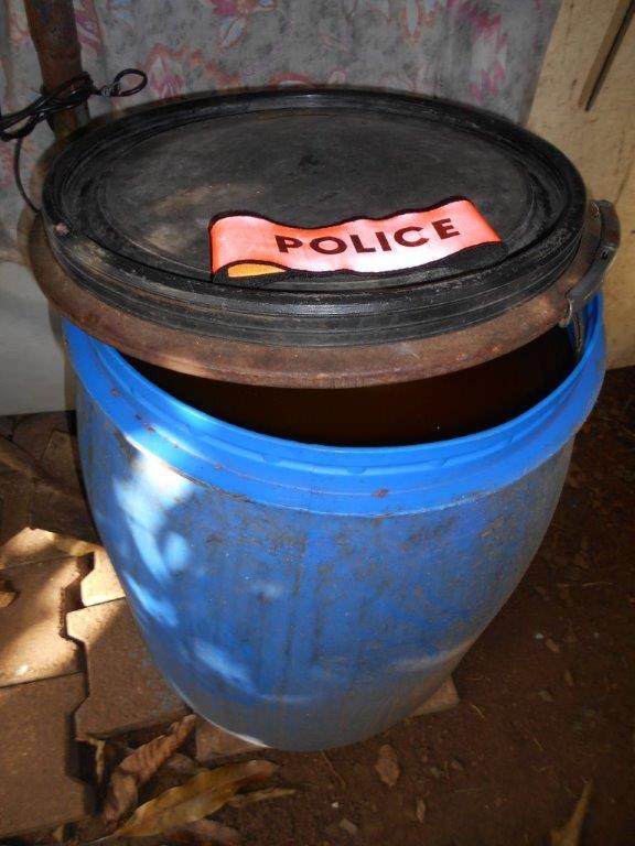 La police saisit 155 litres de komo, quartier Mamao