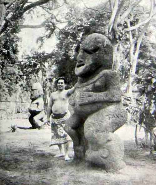 Les deux Tiki à Tahiti au musée Océanien de Papeete en 1934. Photo L’illustration.