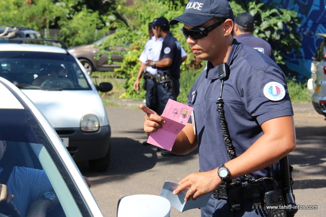 Les policiers ont contrôlé plus d'une centaine de véhicules à la sortie de Papeete.