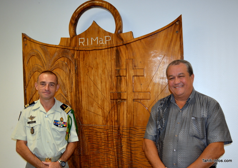 Le colonel Beaudoin, commandant du RIMaP-P, et Eric Noble, président de l'Amicale du Bataillon du Pacifique