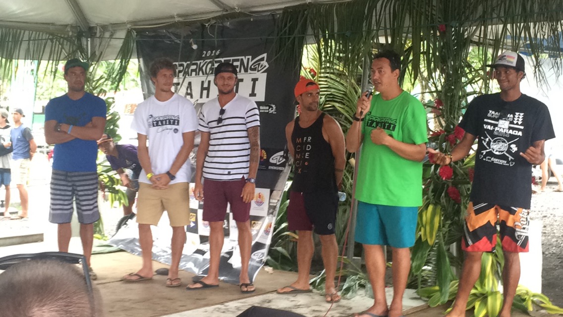Les 5 wilcards qualifiés initialement : Angelo, Tahurai, Julien, Nico et Tehei avec Max Wasna, président du club organisateur © Hugo Tauru Photography