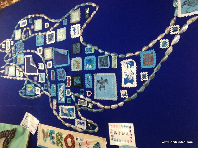 Pour réaliser ce dauphin, les élèves de l'école maternelle de Verotia ont utilisé des coquilles et des tissus. Une belle oeuvre.