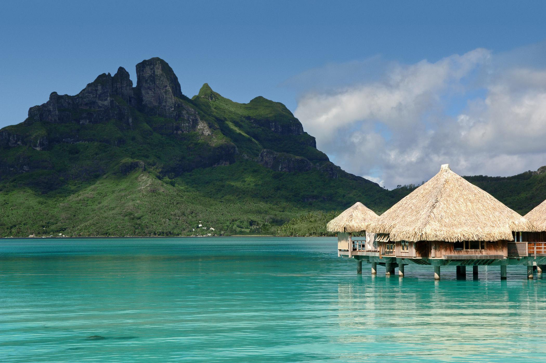 Le géant chinois HNA Tourism group rachète le Hilton Moorea et l'hôtel St-Régis de Bora Bora.