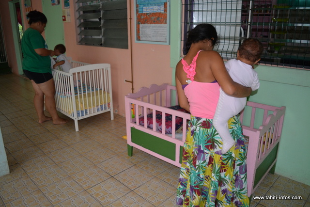 Après leur journée de travail, les jeunes mères s'occupent de leurs bébés