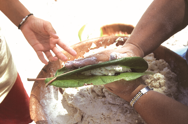 La galete, avant d’être cuite, est  placée entre deux feuilles de kahaia.