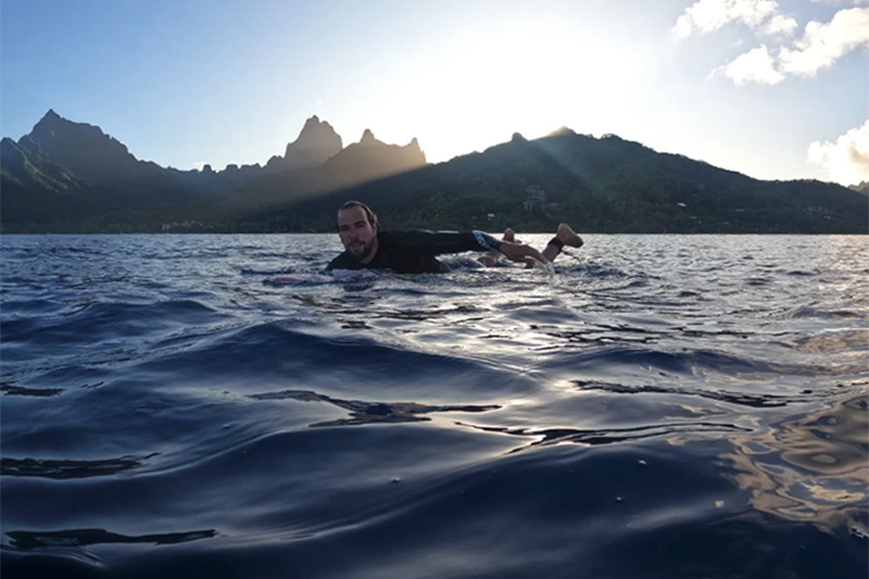 Le drôle d’accueil des surfeurs à Huahine
