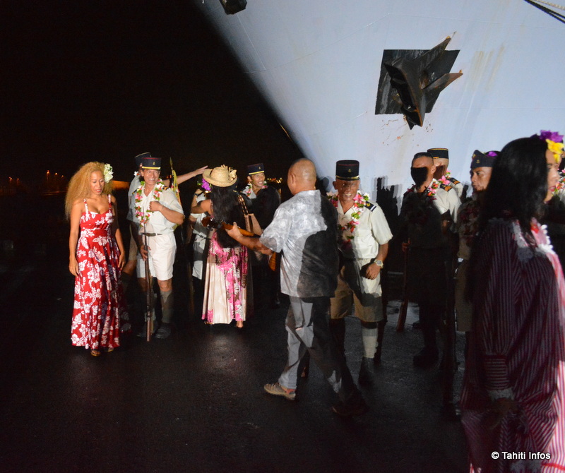 La foule a accompagné les Tamarii Volontaires jusqu'au bateau, souhaitant à ces héros de tous revenir. Malheureusement, 1 sur 4 ne reverrait jamais son île natale.