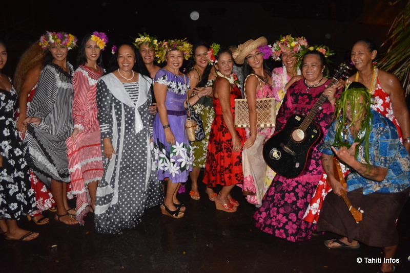 La troupe de Makau a joué la population disant au revoir à ses héros