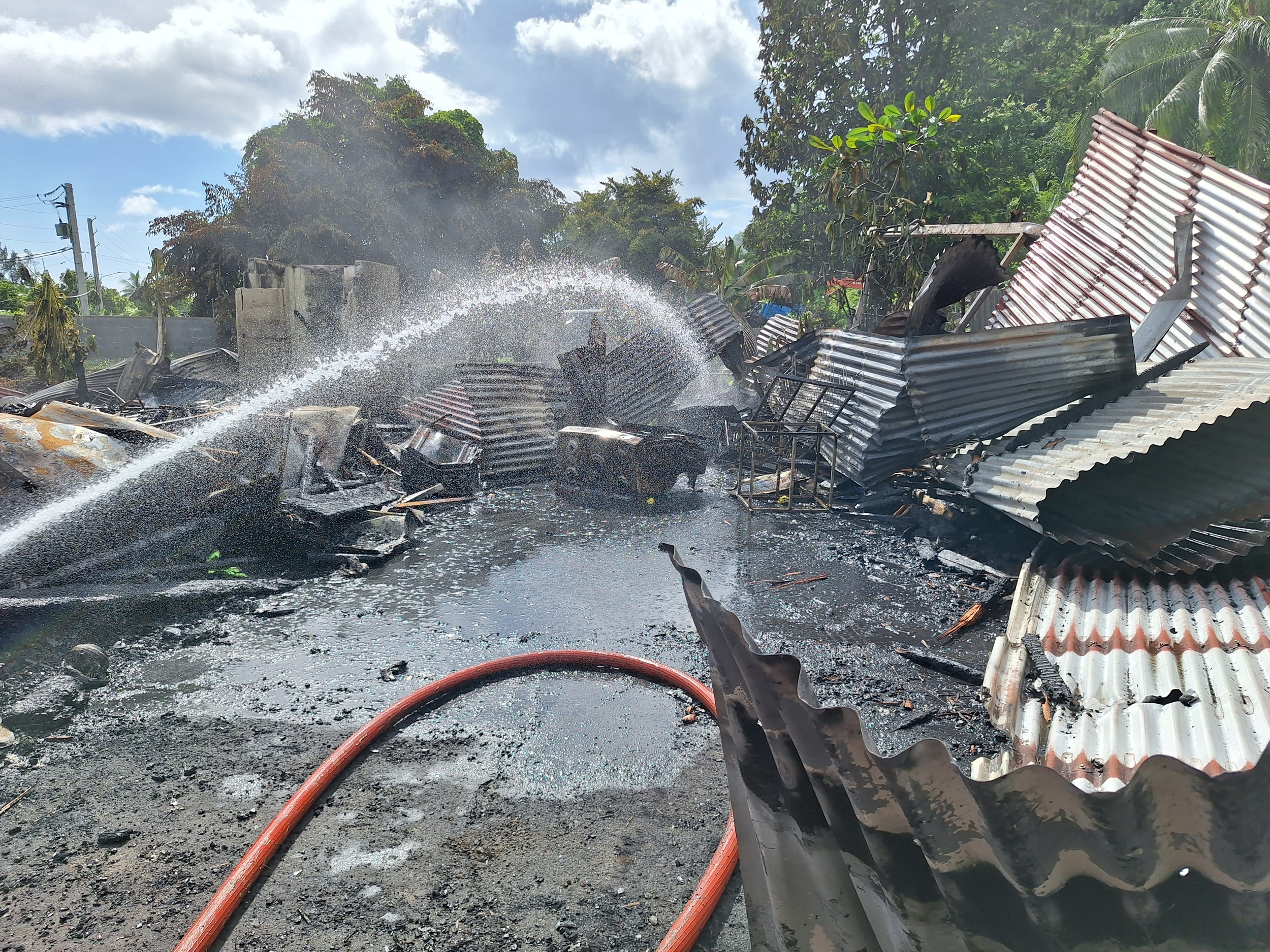 Malheureusement, la maison a été entièrement calcinée (Crédit : Anne-Charlotte Lehartel).