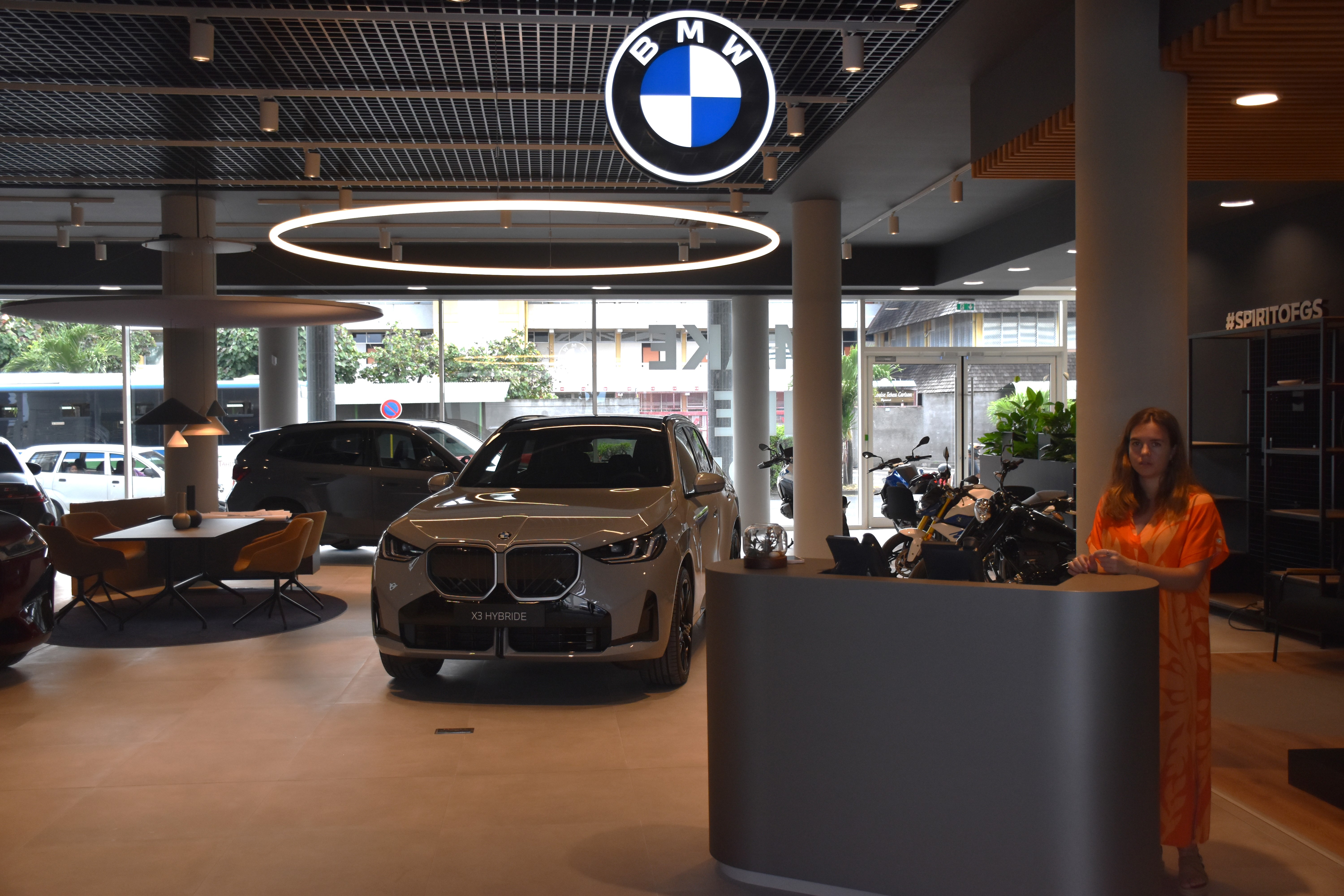 Un espace moderne, convivial et chaleureux pour le bien-être des clients.