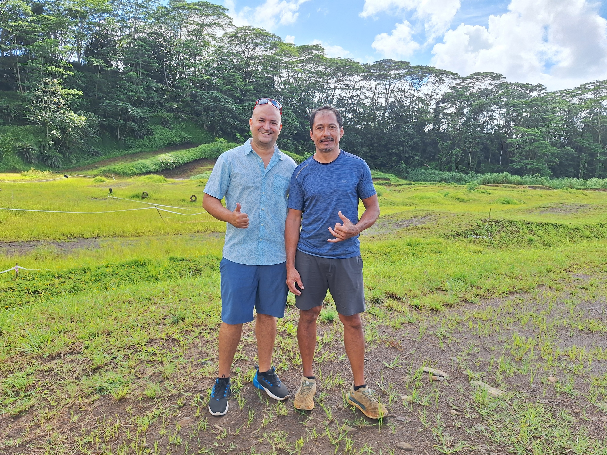 Raimana Lehartel (à gauche) et Benoît Lee Wing (à droite) sur le terrain de motocross de Vaitarua (Crédit : Anne-Charlotte Lehartel).