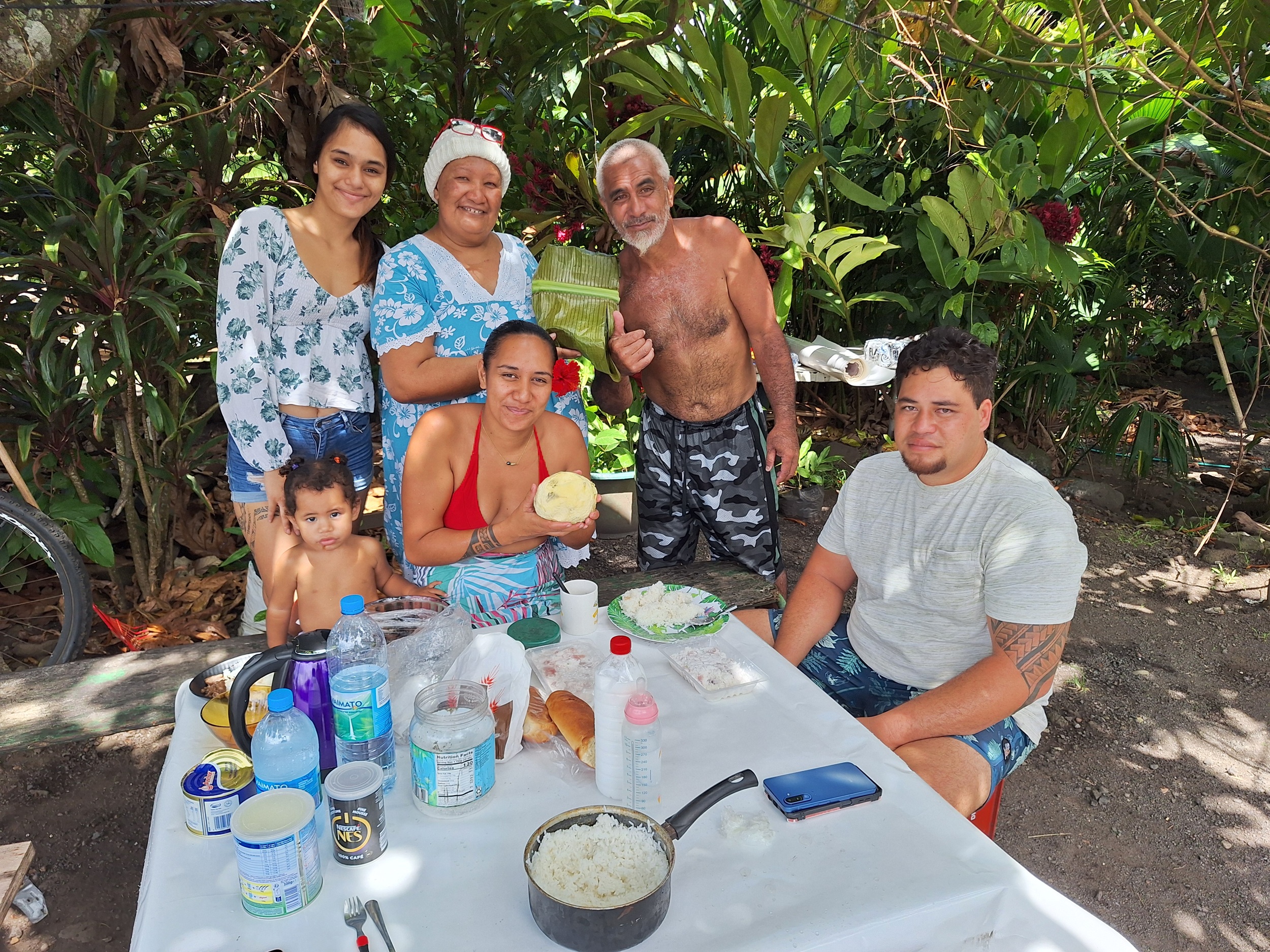 Du ‘uru au menu du petit déjeuner familial à l’ombre des arbres à pain.