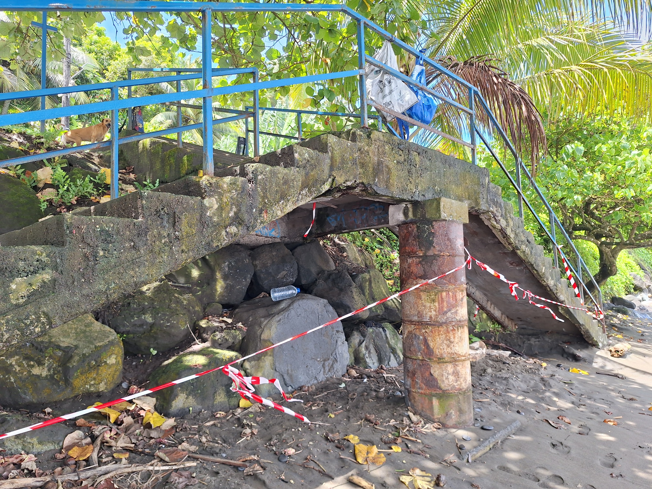 Entre l’usure du temps et l’assaut des vagues, la structure montre des signes de faiblesse.